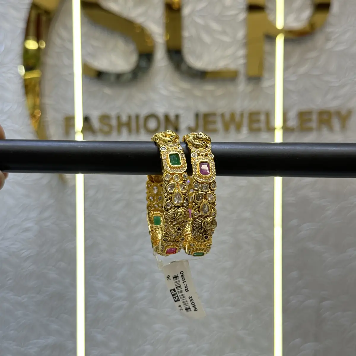 MATT BANGLES M0005